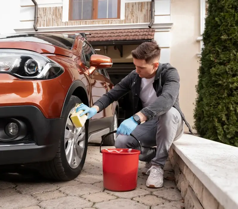 Lavage auto à domicile Lantic : professionnel intervenant sur un véhicule